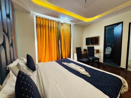 Μια τηλεόραση ή/και κέντρο ψυχαγωγίας στο Neo Royal Residency - The Cozy Stay Lodge Manali