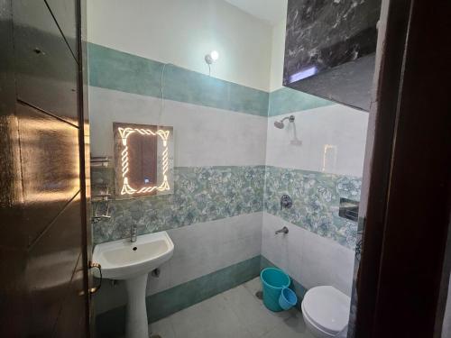 Phòng tắm tại Ecstatic Stay, 2BHK Ground Floor, Premium location