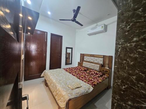 Giường trong phòng chung tại Ecstatic Stay, 2BHK Ground Floor, Premium location