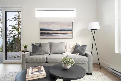 Гостиная зона в Mountain Suite - Fully Equipped Kitchen - Ocean View Fire Pit - Heated Bathroom Floor - WD