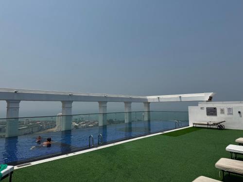 Sky Pool Apartment Hotel Near the Beach في جومتين بيتش: حمام سباحة على سطح مبنى