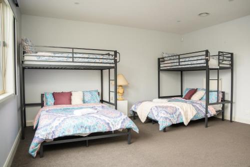 twee bedden in een kamer met twee stapelbedden bij Alaaya in Wallan