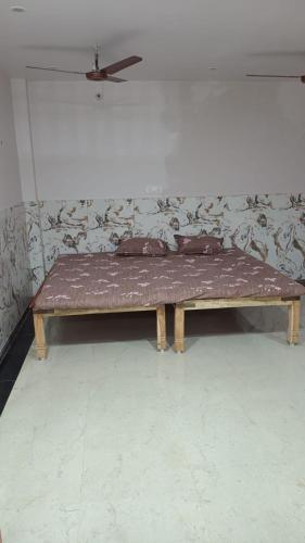 einer Bank, die vor einer Wand sitzt in der Unterkunft Shri Ram Bhavan Homestay in Varanasi