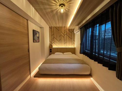 Postel nebo postele na pokoji v ubytování ザ サウンドクレスト五条駅前25 The Sound Crest Gojo-Ekimae