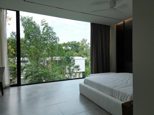 een slaapkamer met een bed en een groot raam bij Villa Noor by S&P Villa Management in Ko Phangan