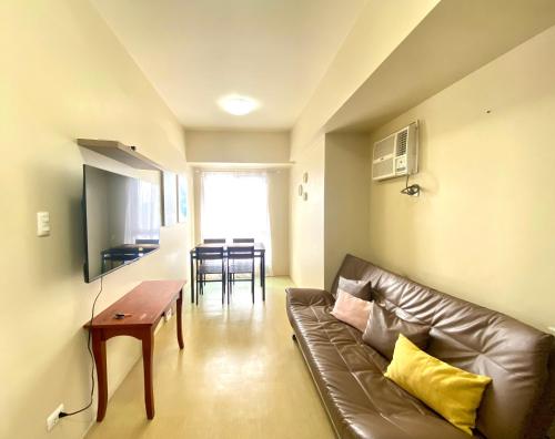 Centrio Tower Condo Units في كاغايان دي أورو: غرفة معيشة بها أريكة وطاولة