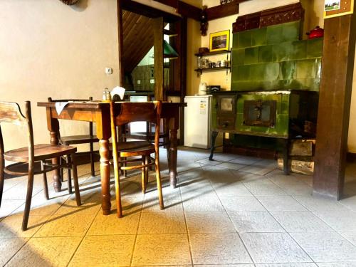 une cuisine avec une table, des chaises et une cuisinière dans l'établissement Dom Karpacz -Wolna, à Karpacz