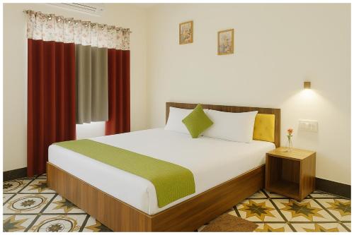 Postel nebo postele na pokoji v ubytování Atrangi - Wave Residency Inn Near Jagannath Temple and Sea Beach - Lift and Parking Facilities - Fully Air Conditioning Rooms - Best Hotel