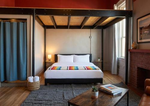 Ένα ή περισσότερα κρεβάτια σε δωμάτιο στο The Well Hotel & Taproom