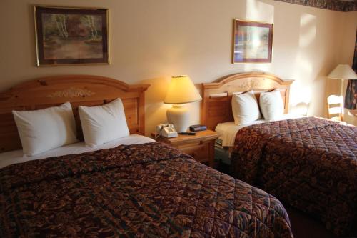 Säng eller sängar i ett rum på Lakeside Inn & Suites