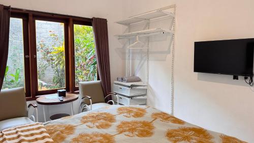 Una televisión o centro de entretenimiento en Kosasih 1919 A Dutch-Retro House