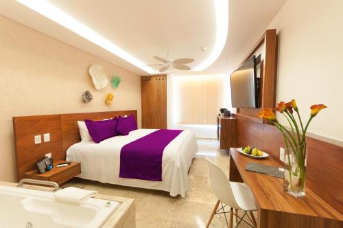 מיטה או מיטות בחדר ב-Senses Quinta Avenida Hotel By Artisan