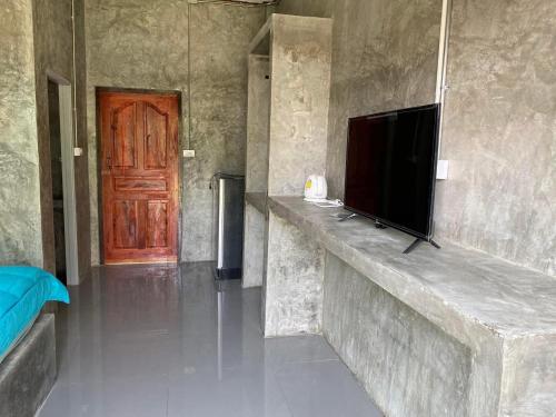 TV a/nebo společenská místnost v ubytování ฮานะอพาร์ทเม้นต์