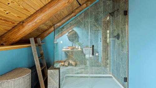 Bigwood Cabin Retreat Hot Tub Game Room Firepit Lounge Private Yard في Long Pond: حمام مع دش مع حوض استحمام