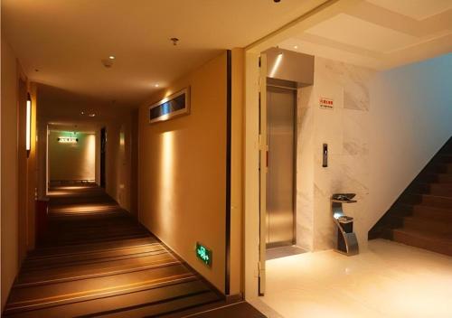 City Comfort Inn Zhanjiang Middle Renmin Avenue Dingsheng Square في زانجيانغ: مدخل عماره فيها درج وباب