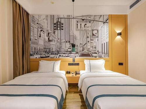 City Comfort Inn Chengdu Southwest University of Finance and Economics Wansheng Metro Station في تشنغدو: سريرين في غرفة فندق مع رسم لمدينة