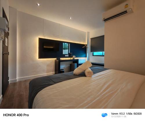 ベトンにあるThe loft hotelのベッドと机のある寝室