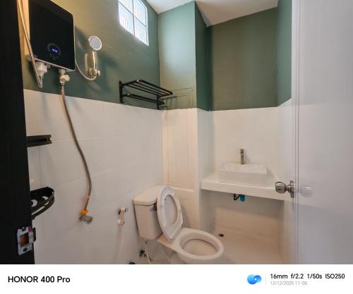 ベトンにあるThe loft hotelのトイレと洗面台のあるバスルーム