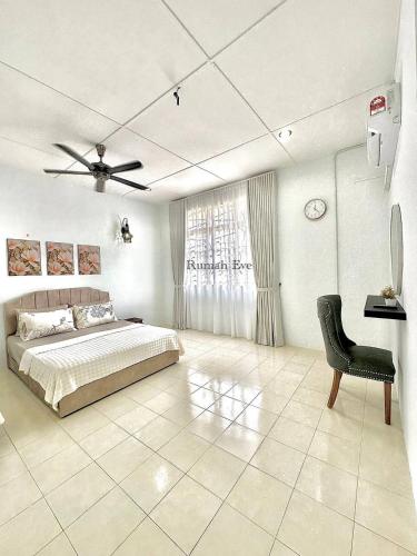 Кровать или кровати в номере Rumah Eve Taman Banting Baru