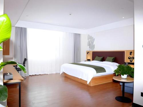 Una cama o camas en una habitación de Green Tree Inn Express Xingtai Guangzong Development Zone Xingqing Road