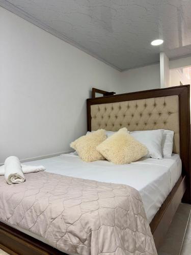 Orilla beach house في Playa Punta Arena: غرفة نوم بها سرير ووسادتين عليه