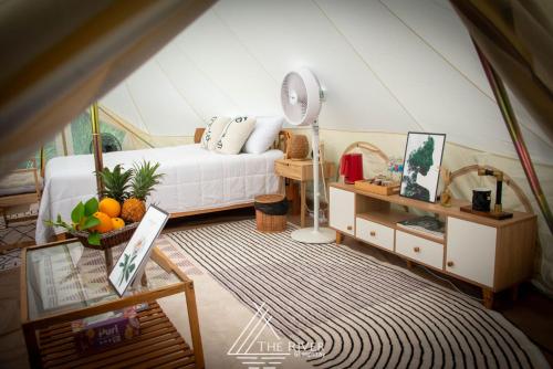 The River Glampstay في Ấp Long Ðại: غرفة معيشة مع أريكة بيضاء في خيمة