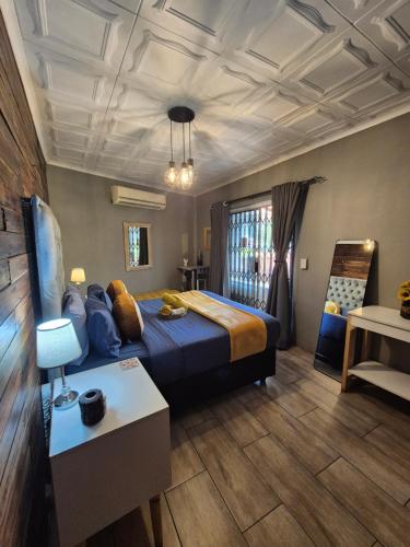 um quarto com uma cama king-size num quarto em Bosveld In Die Stad Lodge em Alberton