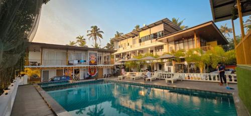 Piscina de la sau aproape de Lake view Resort cherai