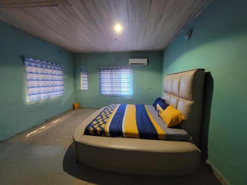 Una cama o camas en una habitación de Magboro Horizon Home