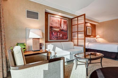 Postel nebo postele na pokoji v ubytování The Aura JR PREMIUM SUITE Strip view Balcony TWR 3