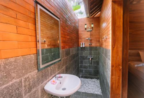 Et badeværelse på D SARI WOODEN House