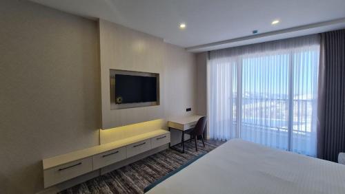 Giường trong phòng chung tại Azure Resort