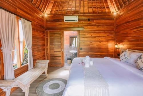 En eller flere senge i et værelse på D SARI WOODEN House