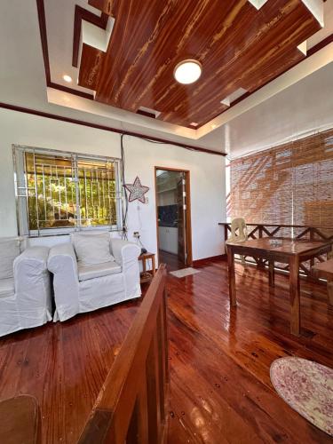 Een zitgedeelte bij Tirso and Nora's Inn