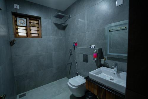 Koupelna v ubytování Paithrukam house luxurious earthy homestay