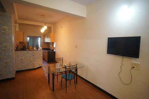 TV a/nebo společenská místnost v ubytování Hillview Residency