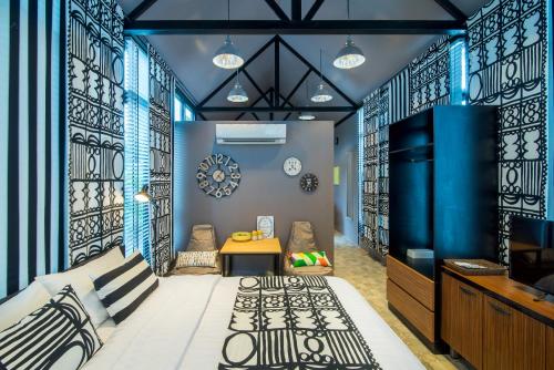 a room with a couch and a table at Villa Na Pran, Pool Villa in Pran Buri