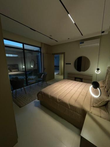 una camera da letto con un letto grande e un soggiorno di شاليه لوسيندا a Baljurashi