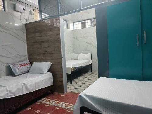 Ένα ή περισσότερα κρεβάτια σε δωμάτιο στο Emerald Mansion