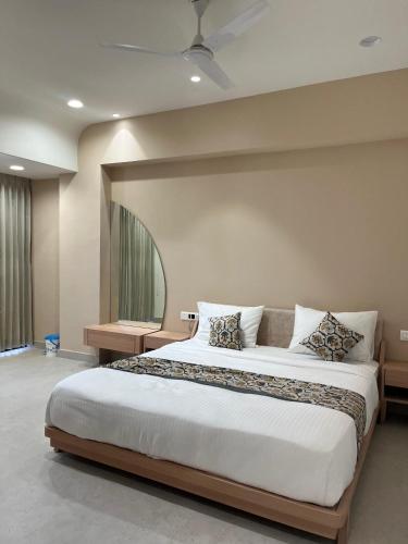 a bedroom with a large bed in a room at Hotel Sun Shine in Jāmb