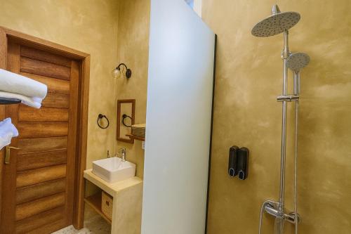 Et badeværelse på The One Resort Zanzibar