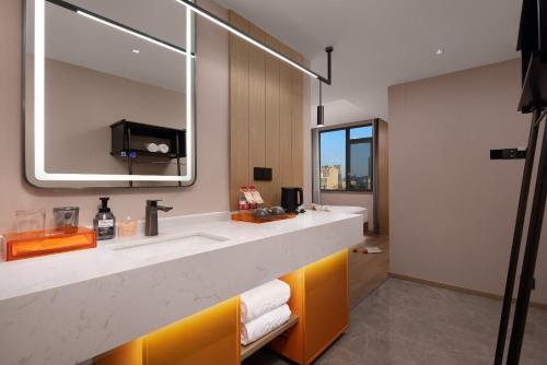 Kuchyň nebo kuchyňský kout v ubytování From K Huan Kai Hotel Tiyuxi Metro Station