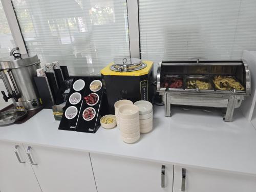 恰纳卡莱HOTEL MARMARA的厨房柜台,提供自助餐