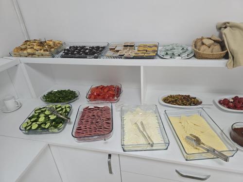恰纳卡莱HOTEL MARMARA的一个摆满了各种不同种类食物的架子