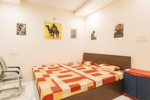 En eller flere senge i et værelse på Darshan home Prime Connected Location