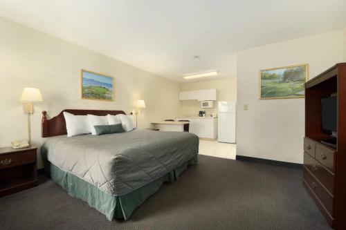 una camera d'albergo con un letto e una cucina di Days Inn by Wyndham Augusta Fort Eisenhower ad Augusta