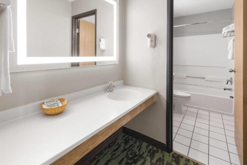 Koupelna v ubytování Super 8 by Wyndham New Stanton