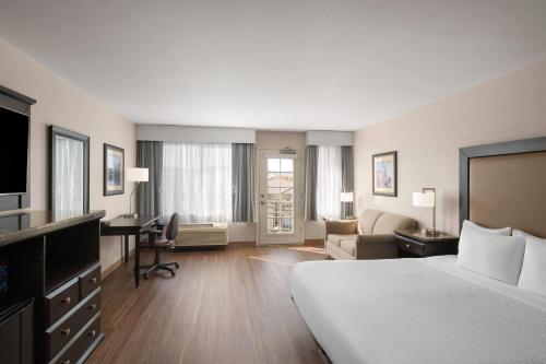 Postel nebo postele na pokoji v ubytování La Quinta by Wyndham Paso Robles