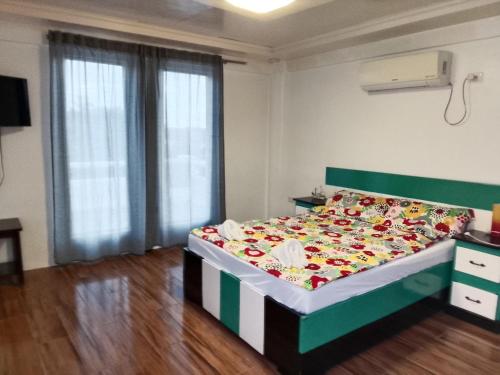 Una cama o camas en una habitación de Couple room C in Final Destination Resort