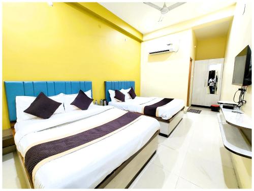 TV a/nebo společenská místnost v ubytování Varanasi Hotel MED-HYA GRAND Near Baba Vishwanath Temple- Fully Air Conditioned Hotel- Lift# Wi-fi# Room service- Best Premium Hotel In Varanasi